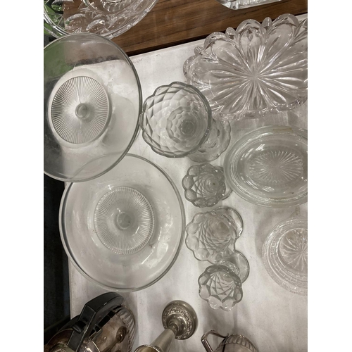 931 - A QUANTITY OF GLASSWARE TO INCLUDE CAKE STANDS, VASES, BOWLS, DISHES, ETC