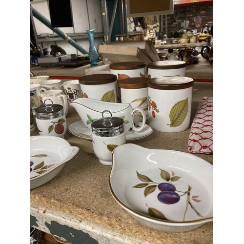 947 - A QUANTITY OF ROYAL WORCESTER EVESHAM TABLEWARE TO INCLUDE STORAGE JARS, SAUCE BOAT AND SAUCER, EGG ... 