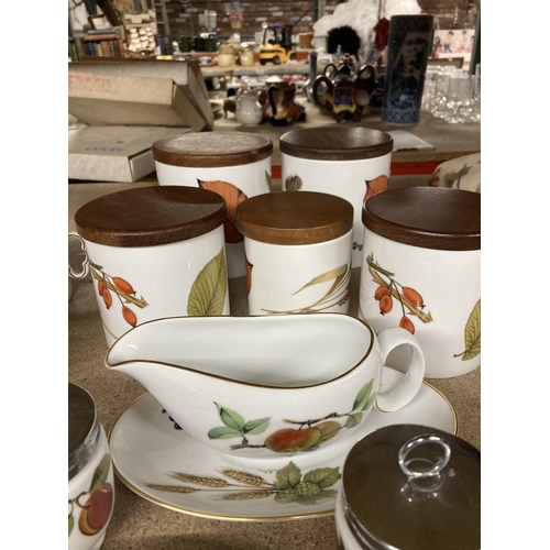 947 - A QUANTITY OF ROYAL WORCESTER EVESHAM TABLEWARE TO INCLUDE STORAGE JARS, SAUCE BOAT AND SAUCER, EGG ... 