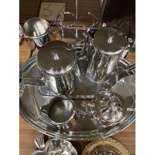 960 - A QUANTITY OF SILVER PLATE TO INCLUDE COFFEE AND TEAPOT, MILK, SUGAR ON A TRY, A RUSSELL HOBBS ELECT... 