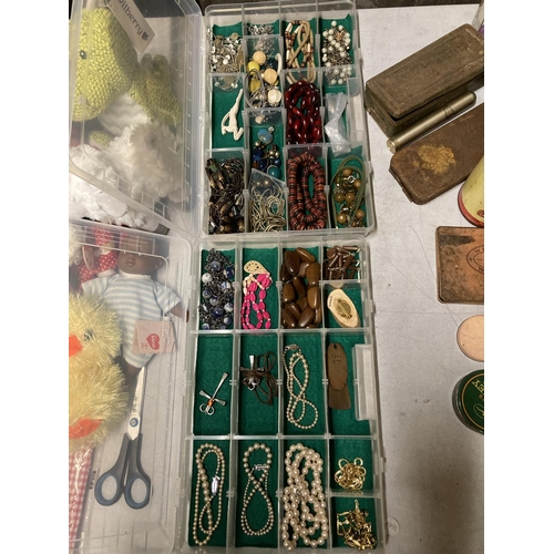 965 - A QUANTITY OF COSTUME JEWELLERY TO INCLUDE BEADS, NECKLACES, PEARLS, ETC