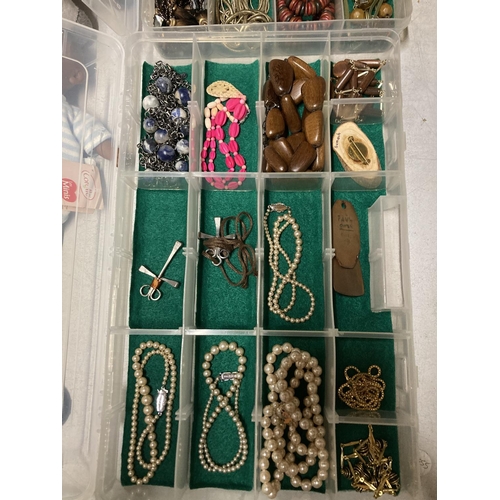 965 - A QUANTITY OF COSTUME JEWELLERY TO INCLUDE BEADS, NECKLACES, PEARLS, ETC