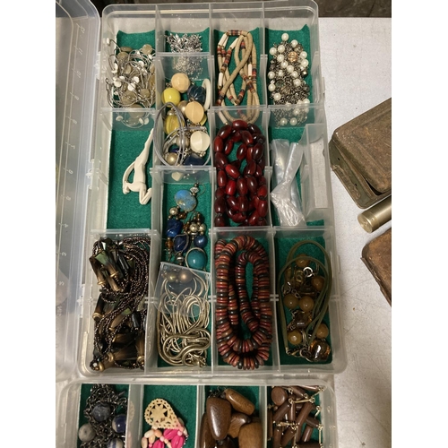 965 - A QUANTITY OF COSTUME JEWELLERY TO INCLUDE BEADS, NECKLACES, PEARLS, ETC