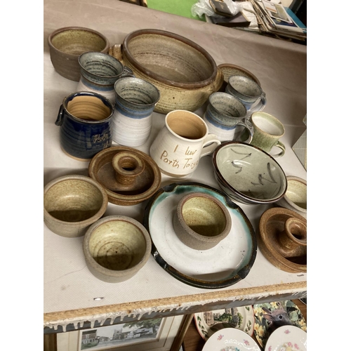 973 - A QUANTITY OF STONEWARE TO INCLUDE STUDIO POTTERY BOWLS, CUPS PEDESTAL BOWLS ETC