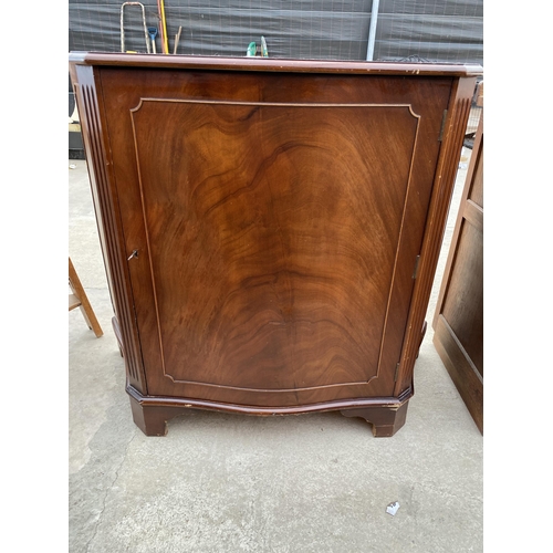 2704 - A MAHOGANY SERPENTINE FRONTED SIDE CABINET, 40