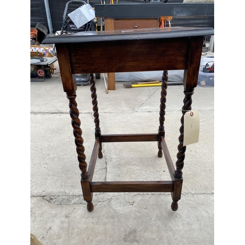 2707 - AN EARLY 20TH CENTURY OAK OCCASIONAL TABLE ON BARLEYTWIST LEGS, 18