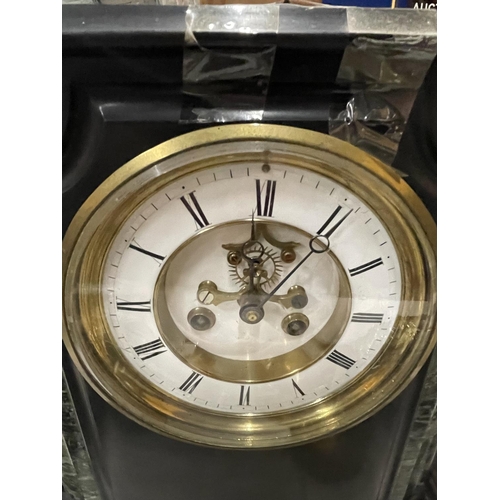 14 - A LARGE MARBLE AND SLATE CHIMING MANTLE CLOCK WITH KEYS