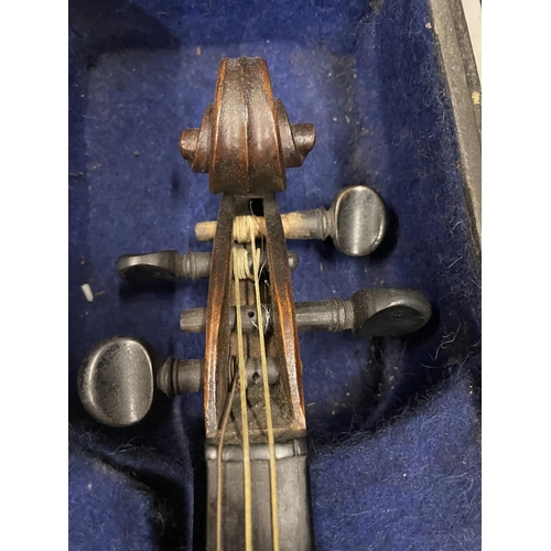 20A - A CASED 19TH CENTURY STRADIVARIUS STYLE VIOLIN BEARS PAPER LABEL 