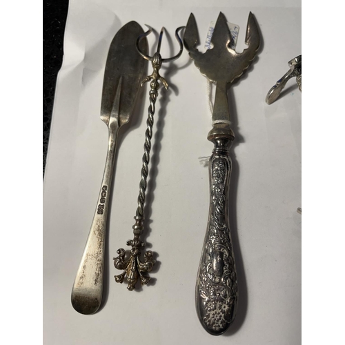 507 - A QUANTITY OF HALLMARKED SILVER ITEMS TO INCLUDE A BONE HANDLED COLLARED KNIFE AND A SIFTER, A 1905 ... 