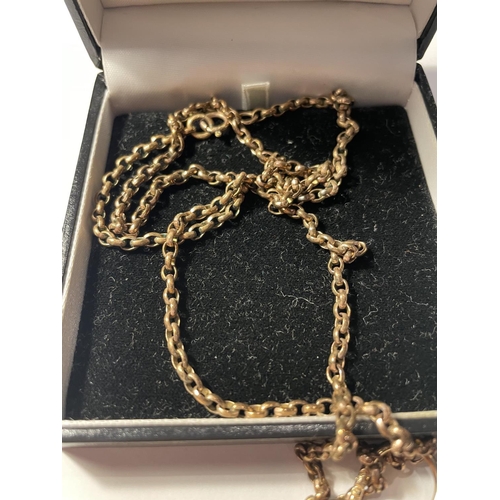 677 - A YELLOW METAL CHAIN WITH A DECORATIVE MAGNIFYING GLASS PENDANT IN A PRESENTATION BOX