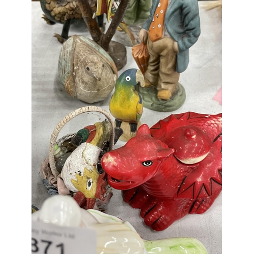 871 - A QUANTITY OF ITEMS TO INCLUDE A CLOWN AND DRAGON TEAPOT, CLOWNS, PARROTS, CHICKENS, A DRAGON, ETC