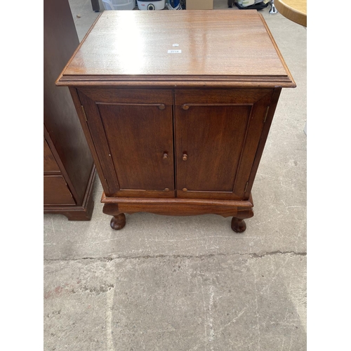 2718 - A MAHOGANY PANELLED TWO DOOR 78'S CABINET ON CABRIOLE LEGS, 23.5