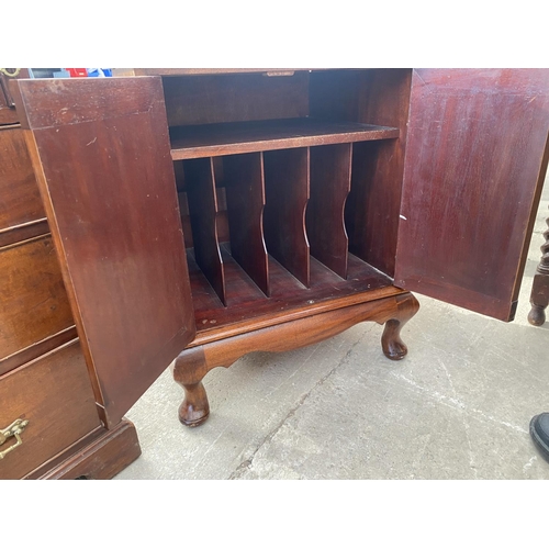 2718 - A MAHOGANY PANELLED TWO DOOR 78'S CABINET ON CABRIOLE LEGS, 23.5