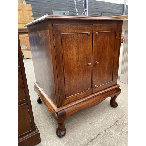 2718 - A MAHOGANY PANELLED TWO DOOR 78'S CABINET ON CABRIOLE LEGS, 23.5