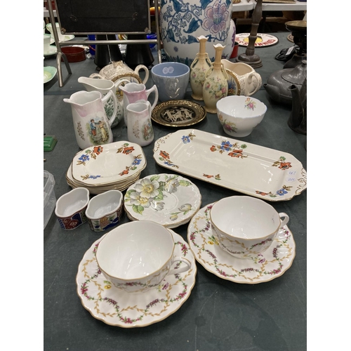 137 - A QUANTITY OF CERAMIC AND CHINA ITEMS TO INCLUDE A SADLER LIDDED SUGAR BOWL AND JUG WITH A CRINOLINE... 