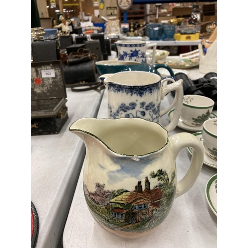 159 - A COLLECTION OF VINTAGE JUGS TO INCLUDE A ROYAL DOULTON WITH TRANSFER PRINTED SCENE - A/F, BLUE AND ... 