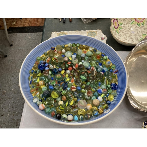 183 - A LARGE BOWL CONTAINING A QUANTITY OF VINTAGE GLASS MARBLES