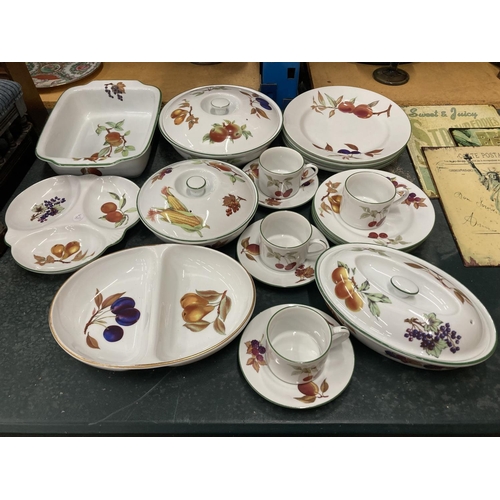 281 - A QUANTITY OF ROYAL WORCESTER 'EVESHAM VALE' DINNERWARE TO INCLUDE SERVING TUREENS, SERVING DISHES, ... 