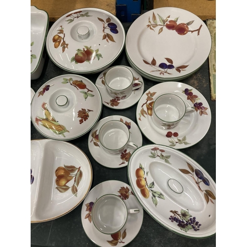 281 - A QUANTITY OF ROYAL WORCESTER 'EVESHAM VALE' DINNERWARE TO INCLUDE SERVING TUREENS, SERVING DISHES, ... 