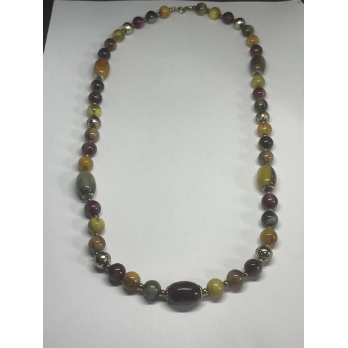 527 - A VARIOUS COLOURED AGATE NECKLACE