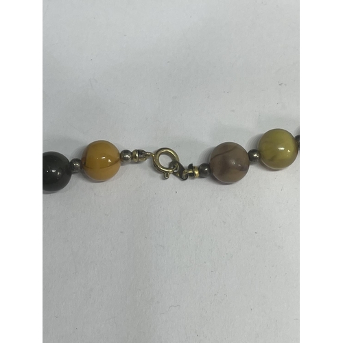 527 - A VARIOUS COLOURED AGATE NECKLACE