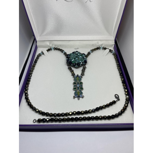 520 - A DECORATIVE DECO STYLE NECKLACE IN A PRESENTATION BOX