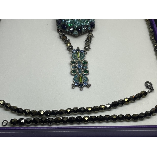 520 - A DECORATIVE DECO STYLE NECKLACE IN A PRESENTATION BOX