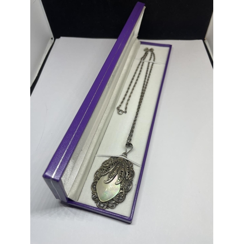 523 - A MARKED SILVER NECKLACE WITH A LARGE DECORATIVE MOTHER OF PEARL PENDANT IN A PRESENTATION BOX