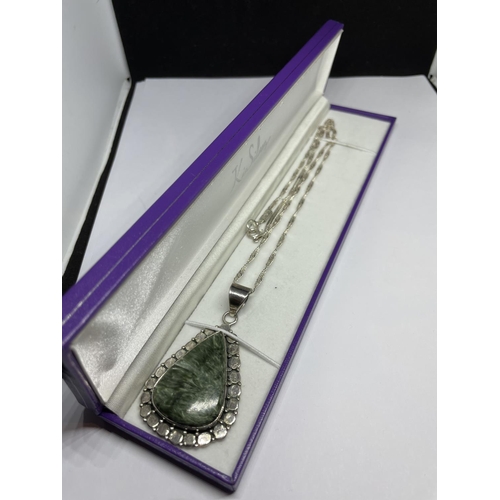 524 - A MARKED SILVER NECKLACE WITH A LARGE SILVER AND AGATE STONE PENDANT IN A PRESENTATION BOX