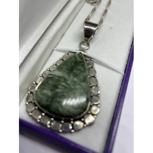 524 - A MARKED SILVER NECKLACE WITH A LARGE SILVER AND AGATE STONE PENDANT IN A PRESENTATION BOX