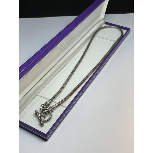 525 - A MARKED SILVER T BAR NECKLACE IN A PRESENTATION BOX