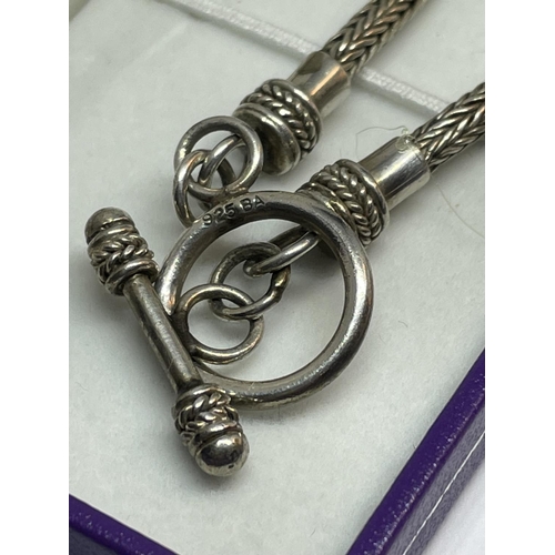 525 - A MARKED SILVER T BAR NECKLACE IN A PRESENTATION BOX