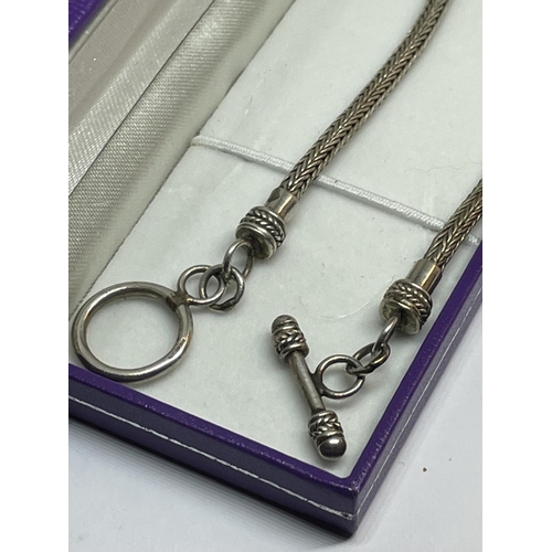 525 - A MARKED SILVER T BAR NECKLACE IN A PRESENTATION BOX