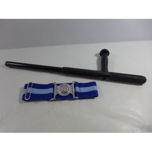 356 - AN EXTENDING NIGHT STICK, LENGTH EXTENDED 61CM AND AN RAF BELT AND BUCKLE (2)