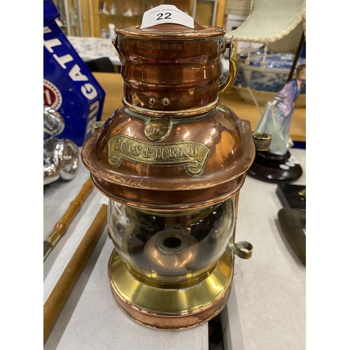 22 - A VINTAGE BRASS AND COPPER SHIPS MARITIME LANTERN, 28CM HEIGHT