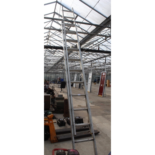 62 - A 24 RUNG ALUMINIUM 'LYTE' TWO SECTION EXTENDABLE LADDER NO VAT