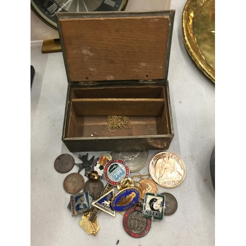 100 - A DECORATIVE PEWTER BOX AND CONTENTS TO INCLUDE A CROWN, COINS, ENAMEL BADGES ETC