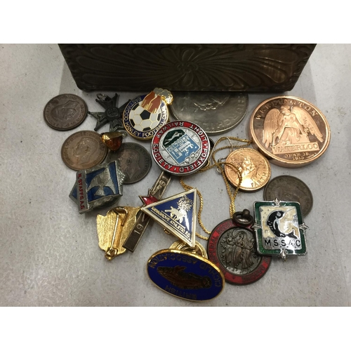 100 - A DECORATIVE PEWTER BOX AND CONTENTS TO INCLUDE A CROWN, COINS, ENAMEL BADGES ETC