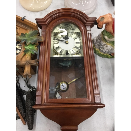 103 - A QUANTITY OF CLOCKS TO INCLUDE A CUCKOO CLOCK, WALL CLOCK, VINTAGE MANTLE AND ALARM CLOCKS