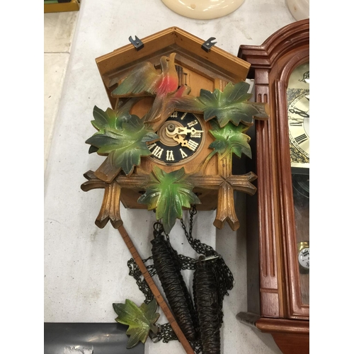 103 - A QUANTITY OF CLOCKS TO INCLUDE A CUCKOO CLOCK, WALL CLOCK, VINTAGE MANTLE AND ALARM CLOCKS