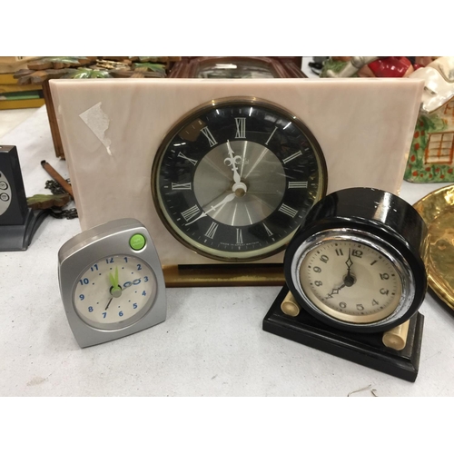 103 - A QUANTITY OF CLOCKS TO INCLUDE A CUCKOO CLOCK, WALL CLOCK, VINTAGE MANTLE AND ALARM CLOCKS