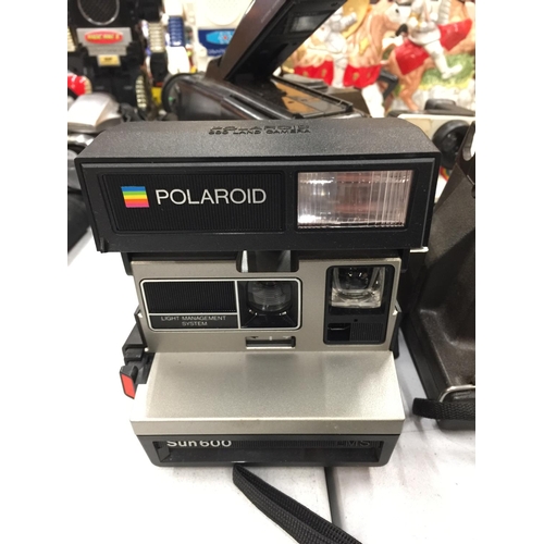 115 - A COLLECTION OF VINTAGE CAMERAS TO INCLUDE A POLAROID 800 LAND CAMERA, 'SUPER SWINGER' POLAROID CAME... 