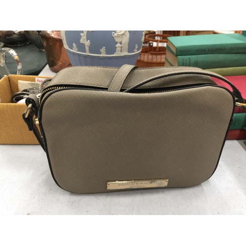 124 - A FASHION SHOULDER BAG