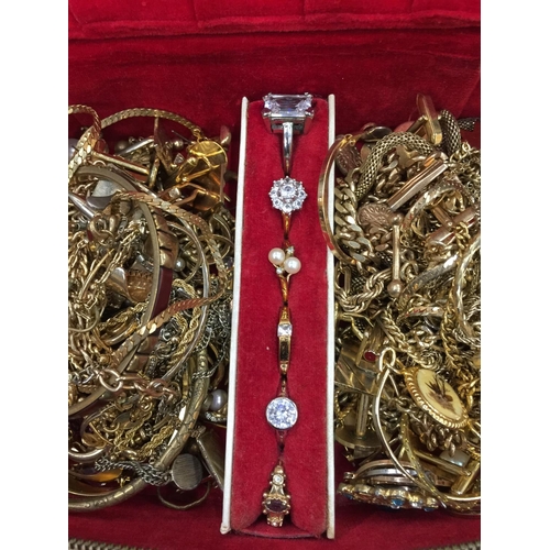 131 - A VINTAGE JEWELLERY BOX CONTAINING A QUANTITY OF COSTUME JEWELLERY TO INCLUDE RINGS, BANGLES, NECKLA... 