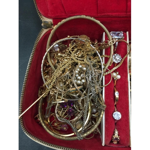 131 - A VINTAGE JEWELLERY BOX CONTAINING A QUANTITY OF COSTUME JEWELLERY TO INCLUDE RINGS, BANGLES, NECKLA... 