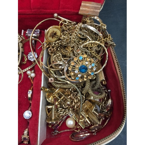 131 - A VINTAGE JEWELLERY BOX CONTAINING A QUANTITY OF COSTUME JEWELLERY TO INCLUDE RINGS, BANGLES, NECKLA... 