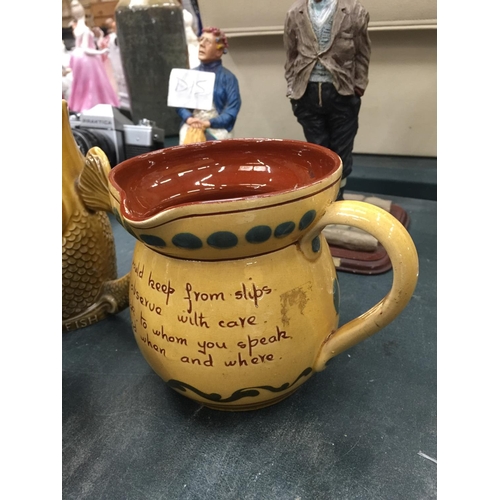 135 - A QUANTITY OF VINTAGE CERAMICS TO INCLUDE SYLVAC FISH GLUG JUGS, A 'WOOD' TREACLE GLAZED JUG, MOTTO ... 