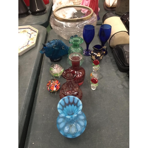 138 - A QUANTITY OF GLASSWARE TO INCLUDE A LARGE METAL RIMMED BOWL, PAPERWEIGHTS, SMALL CRANBERRY VASES, E... 