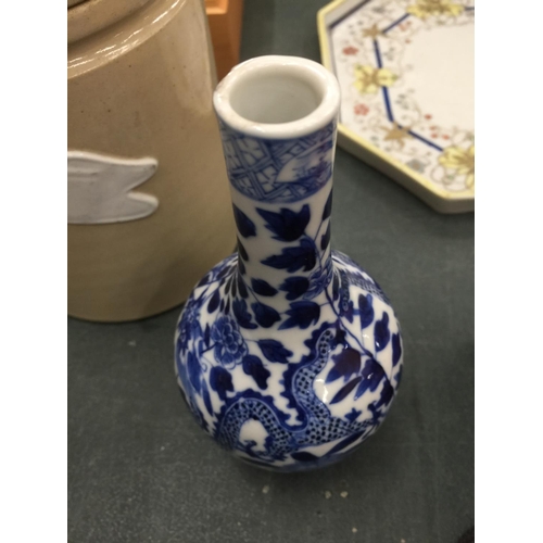 144 - A LATE 19TH CENTURY/EARLY 20TH CENTURY CHINESE BUD VASE WITH SIGNATURE TO BASE HEIGHT 15CM