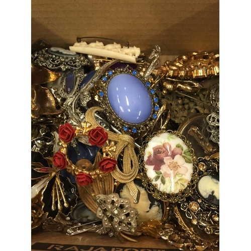 173 - A LARGE QUANTITY OF COSTUME JEWELLERY BROOCHES